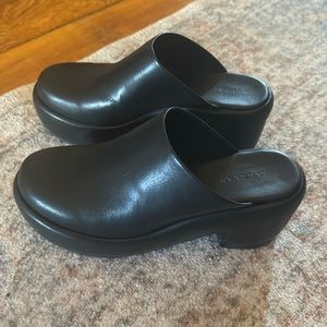 Everlane puffa clogs. Size 7.5 in black.